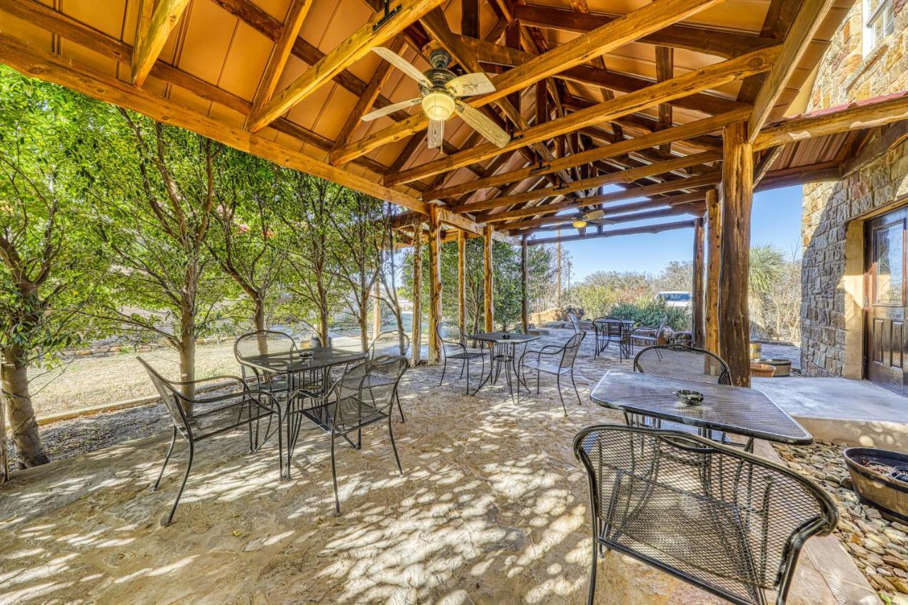 Вилла The Pecan @ Mendelbaum Winery Guest Cabins Фредериксберг Экстерьер фото