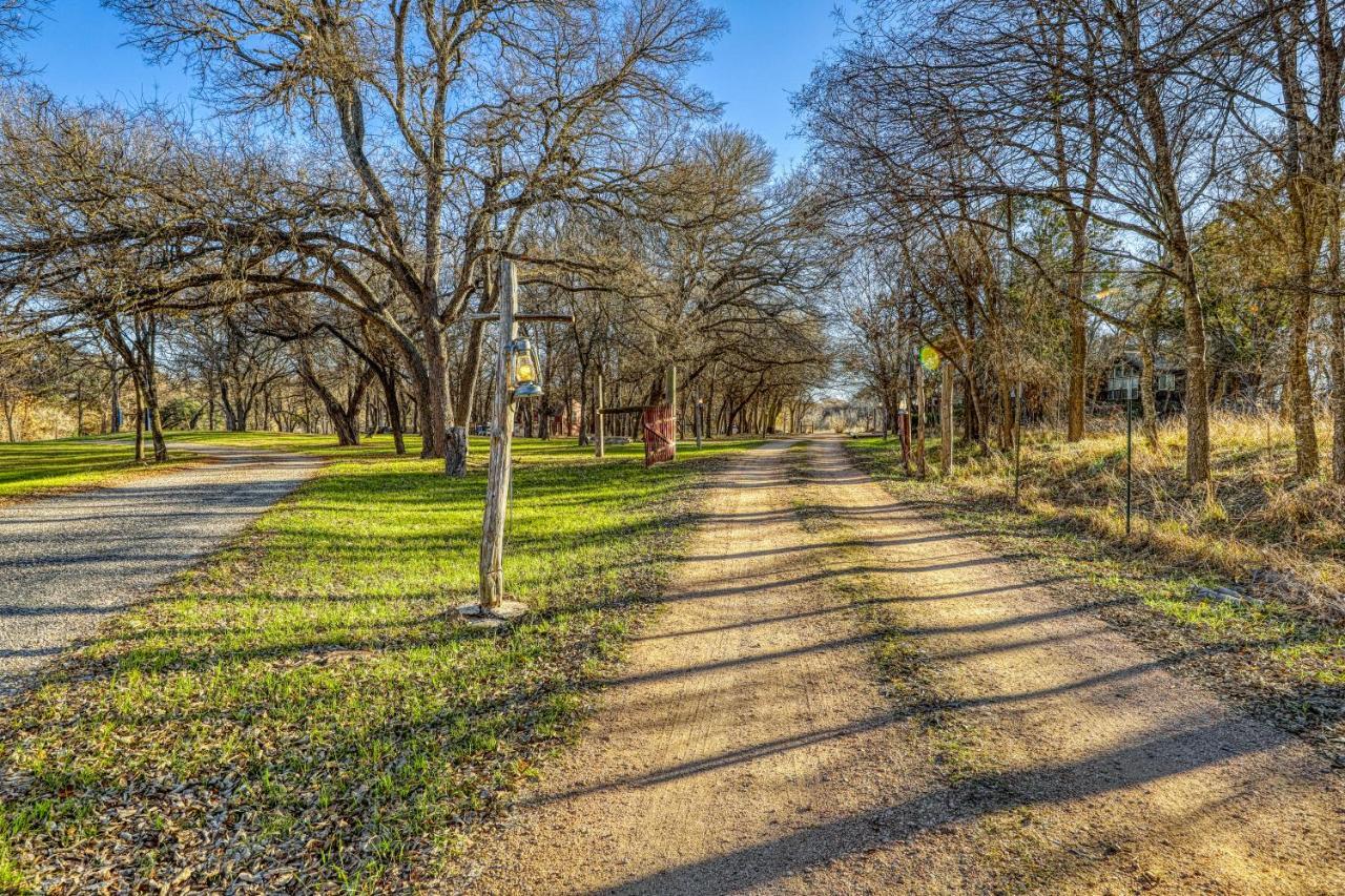 Вилла The Pecan @ Mendelbaum Winery Guest Cabins Фредериксберг Экстерьер фото